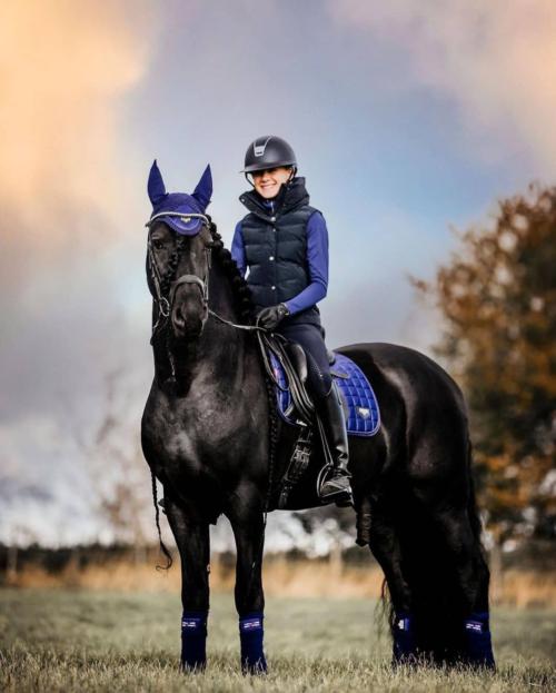 LeMieux Horsehealth Loire Coussin carré de dressage en satin Bleu azur LeMieux Horsehealth Loire Coussin carré de dressage en satin Bleu azur